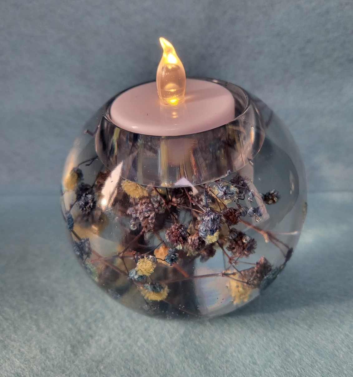 Ball shaped tealight holder