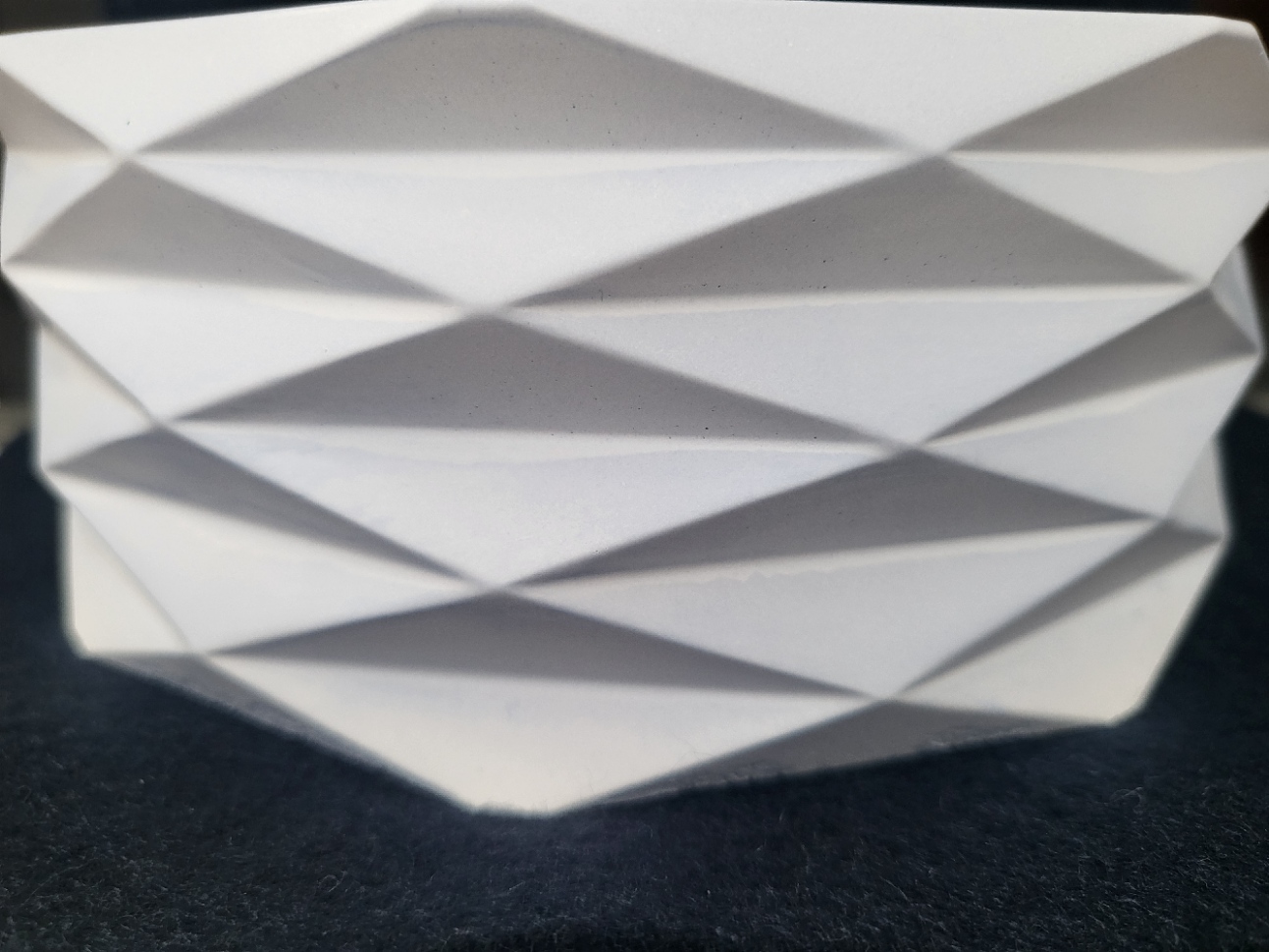 Large triangle effect plant pot - Image 2