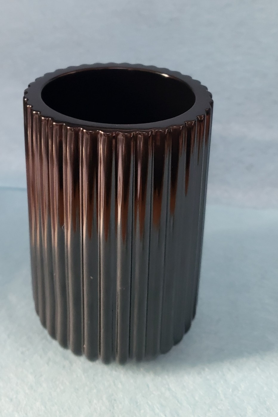Ribbed effect pot